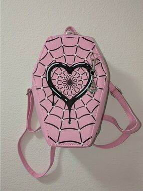 Hoy Topic Exclusive Monster High Draculara coffin shaped mini backpack. EUC